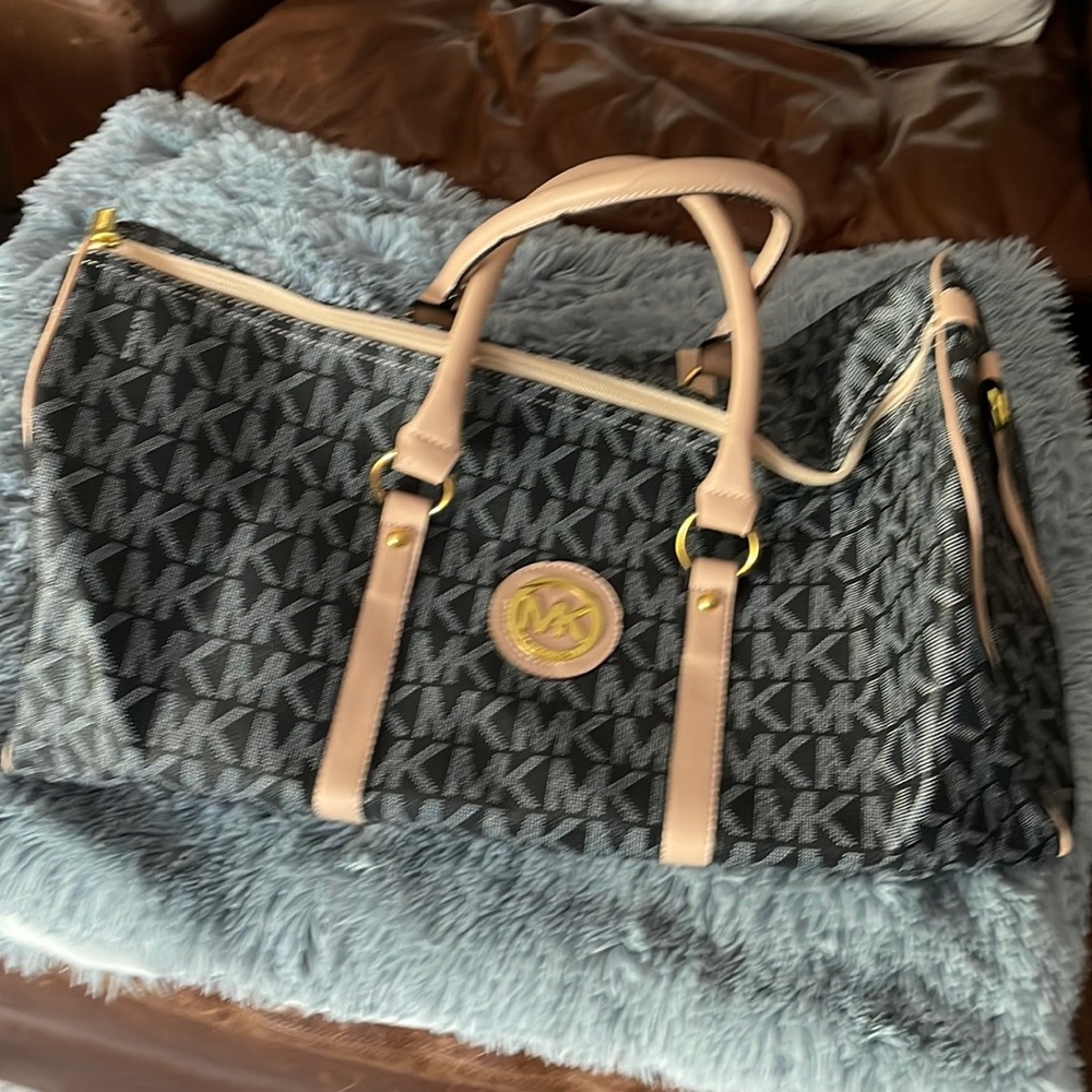 Wonderful (used) no Rips/ tears.. but long strap missing- great for travel !!